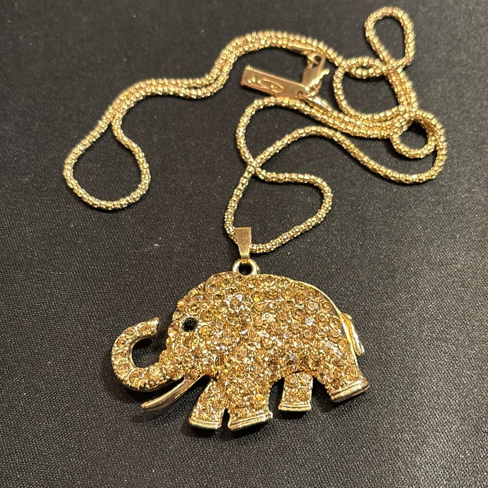 Elephant pendant with crystals